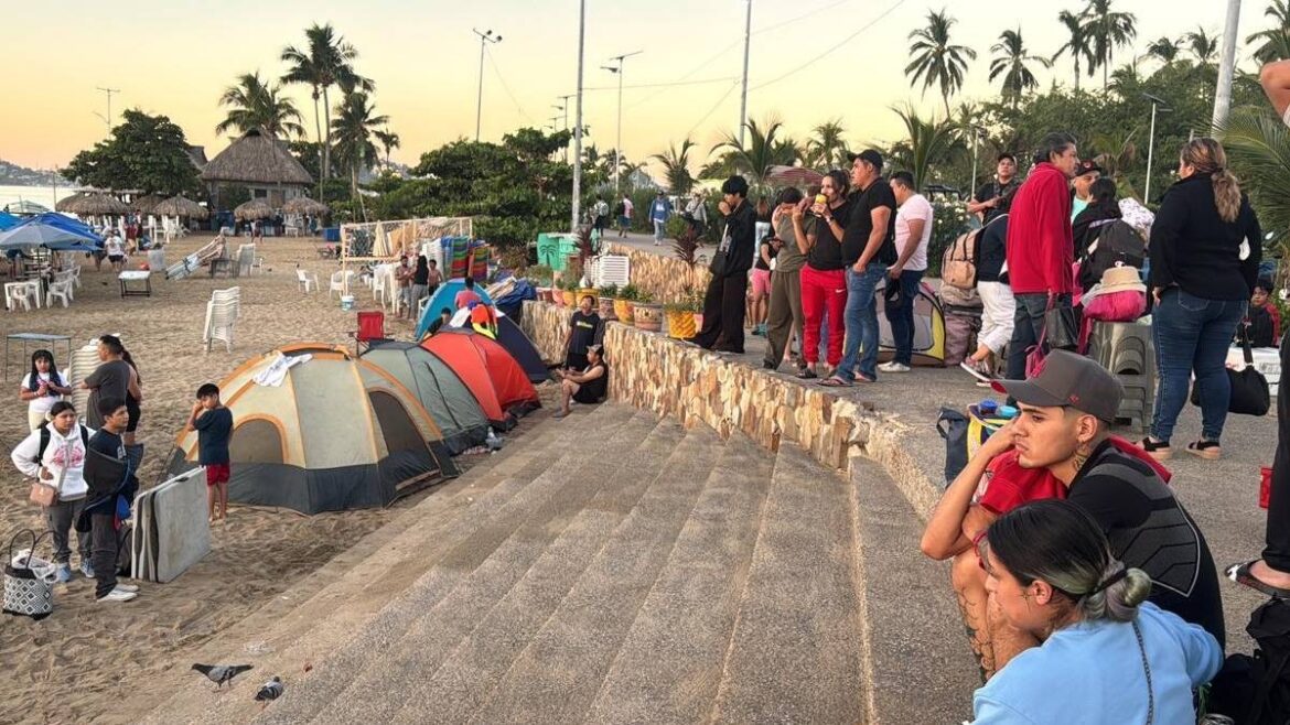 Turistas “madrugan” a las autoridades e instalan “Hotel Camarena” en playas de Acapulco