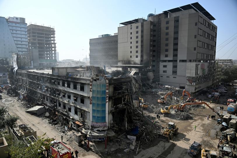 Suman 67 personas sin tras incendio de centro comercial en Pakistán