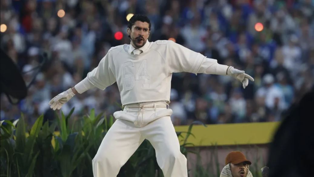 La playera de Zara del Super Bowl que Bad Bunny regaló ahora se vende en medio millón de pesos