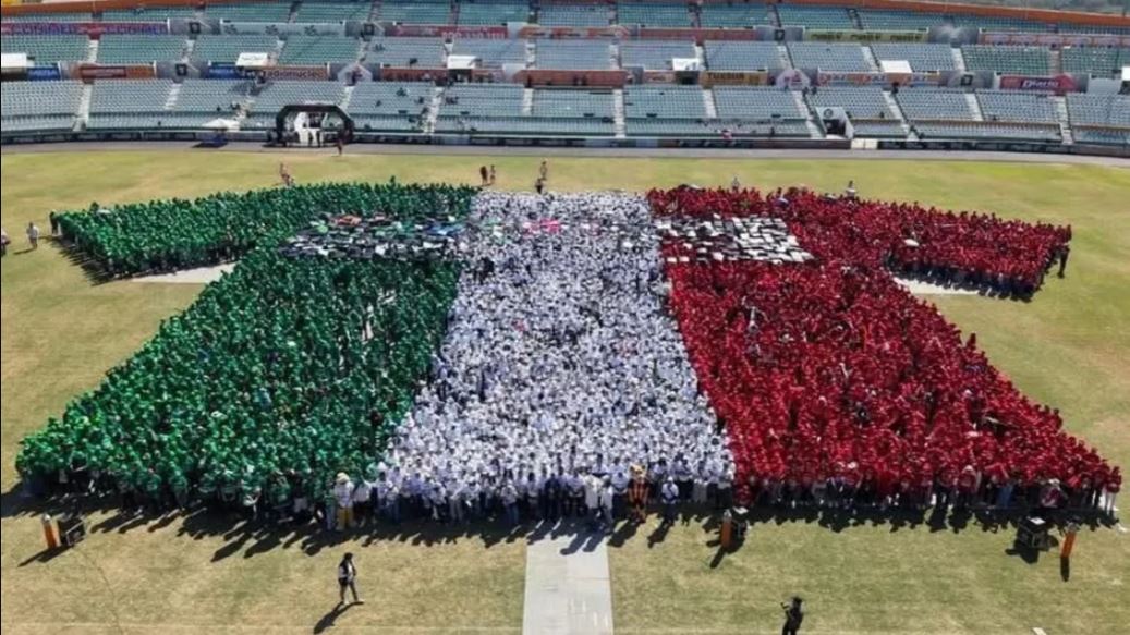 México se anota un récord Guinness con la playera humana de futbol más grande del mundo