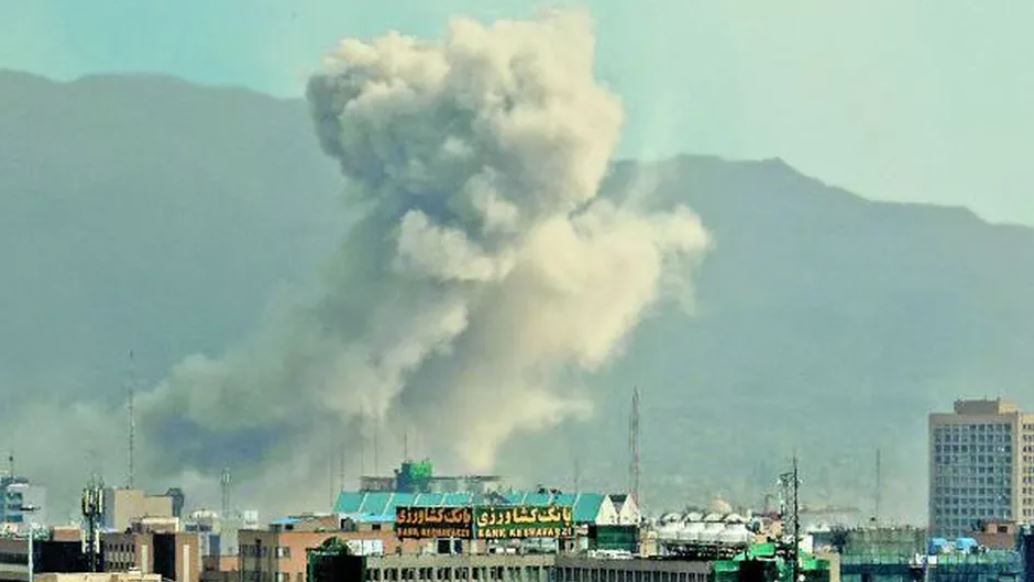 Irán bloquea flujo de petróleo y amenaza con incendiar buques