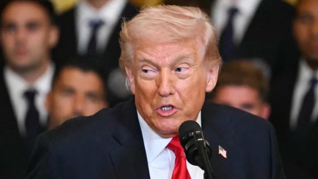 Donald Trump asegura que Irán se rindió, pero amaga con un ataque “muy duro” contra el país