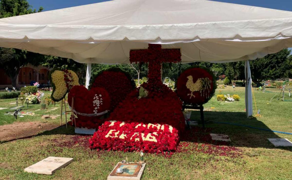 Tumba de “El Mencho” se vuelve atractivo turístico en Jalisco; visitantes acuden con sigilo