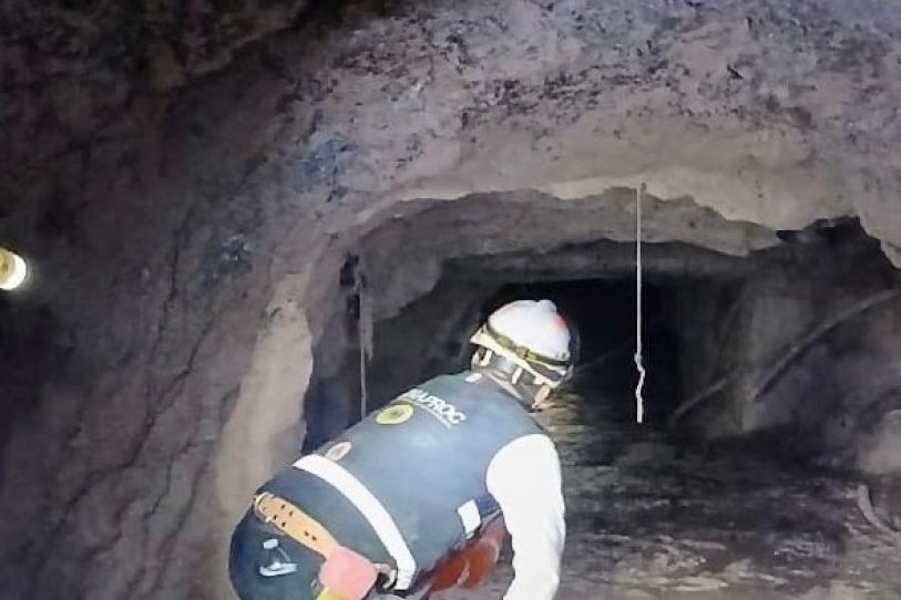 Rescatan a uno de cuatro trabajadores atrapados en mina en Sinaloa; lo trasladan al hospital