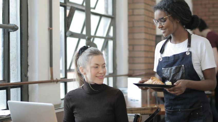 Profeco advierte de multas de hasta 3 millones de pesos por “propinas automáticas”