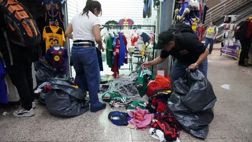 Decomisan más de 19 mil productos pirata del Mundial 2026 en el Centro Histórico de CDMX