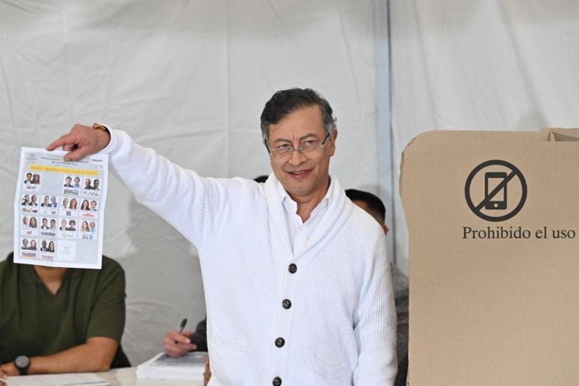 De blanco y en compañía de su hija, Petro abrió la jornada electoral en Colombia