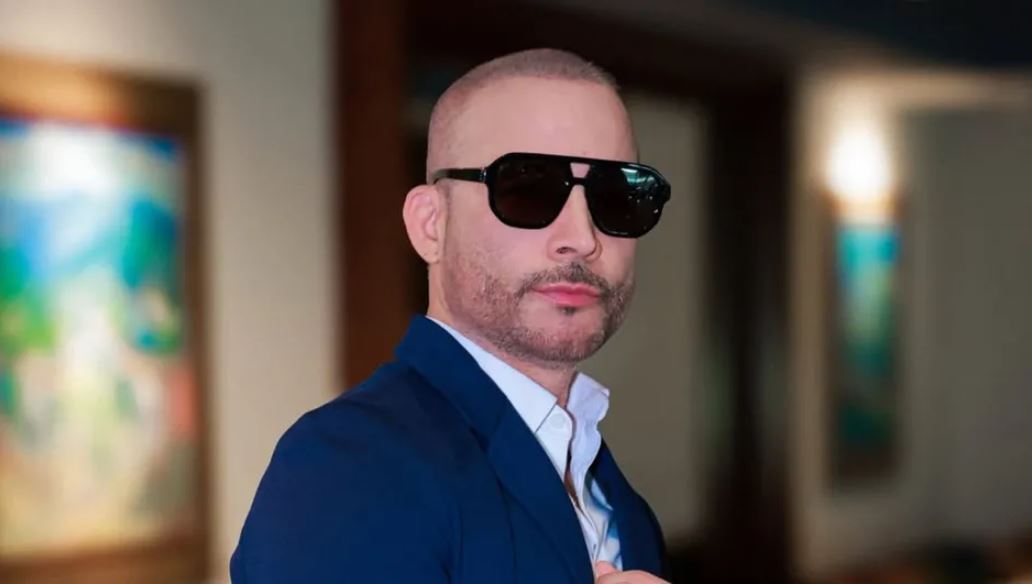 Germán Montero, exvocalista de La Arrolladora, se somete a trasplante capilar tras sentirse “poco atractivo” y se arrepiente de la decisión