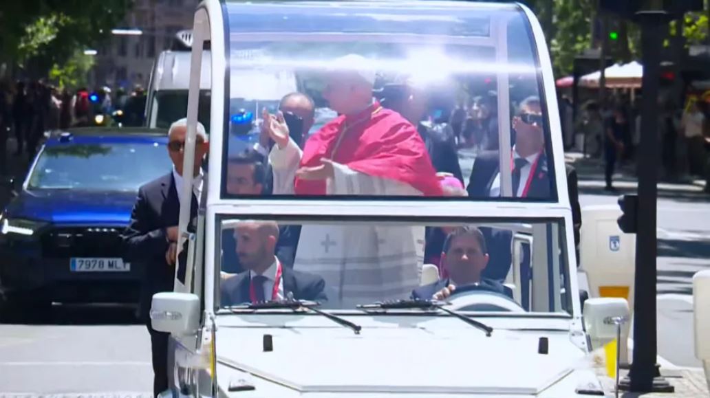 El Papa sorprende a los más jóvenes con un «6-7» viral por las calles de Madrid