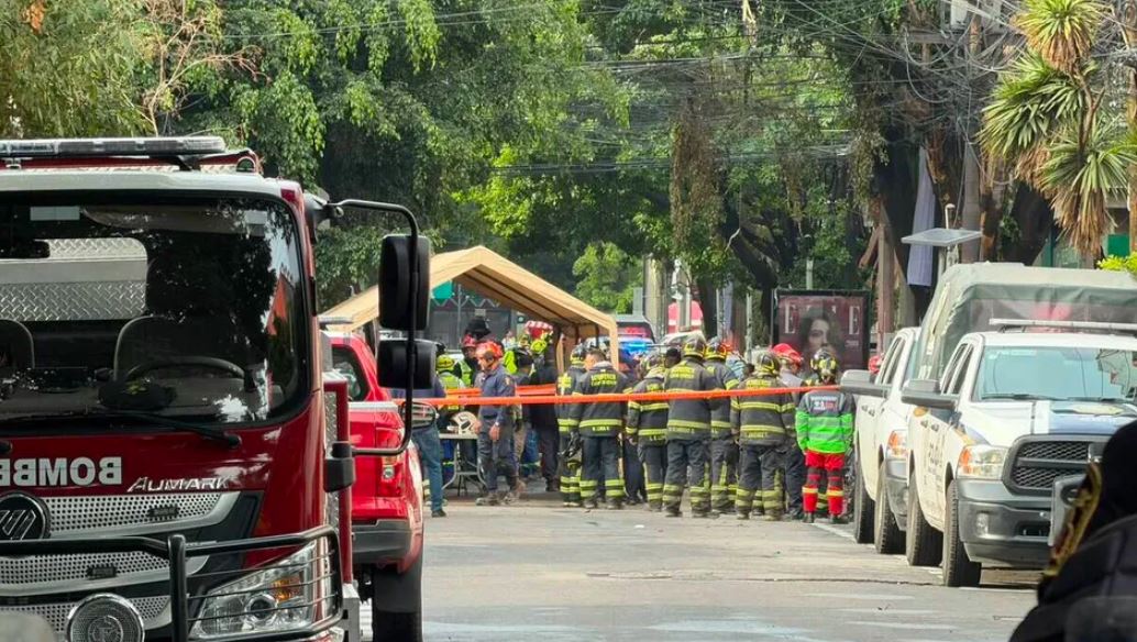 Colapsa vivienda en la alcaldía Cuauhtémoc y rescatan a una mujer con vida; hallan cuerpo en escombros
