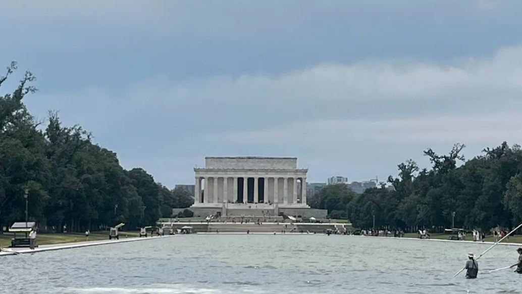 Donald Trump señala vandalismo como causa de deterioro del estanque reflectante en Washington
