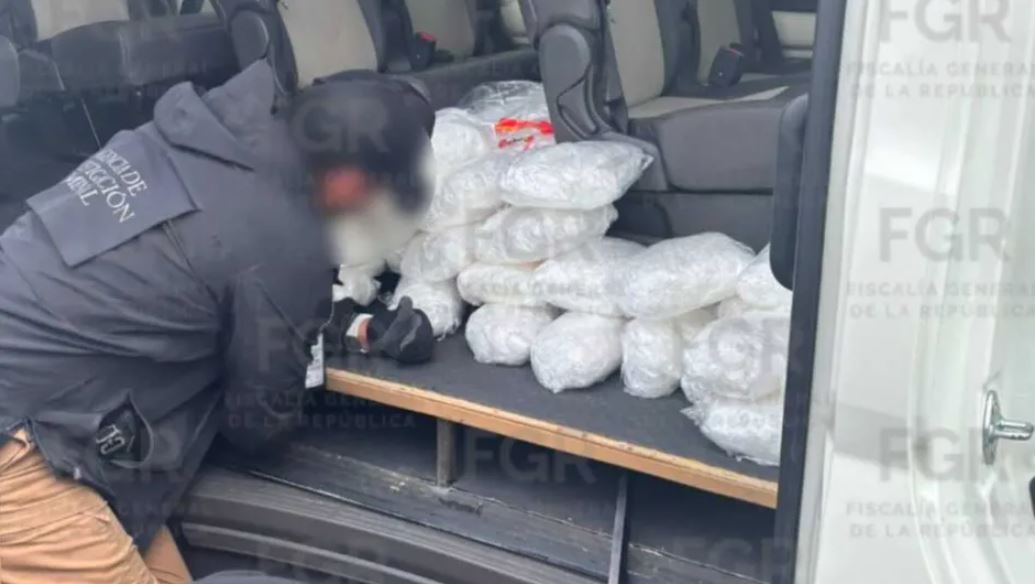 Ocultos en doble fondo de una camioneta, aseguran 50 kilos de metanfetamina en Hidalgo