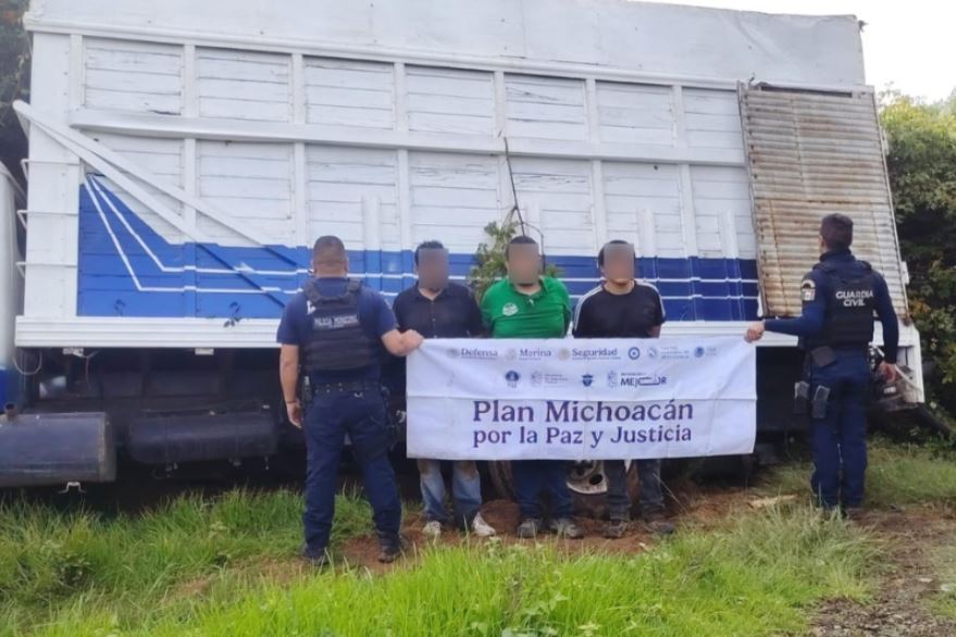 Recuperan camiones cargados de aguacate tras despliegue vial en Michoacán