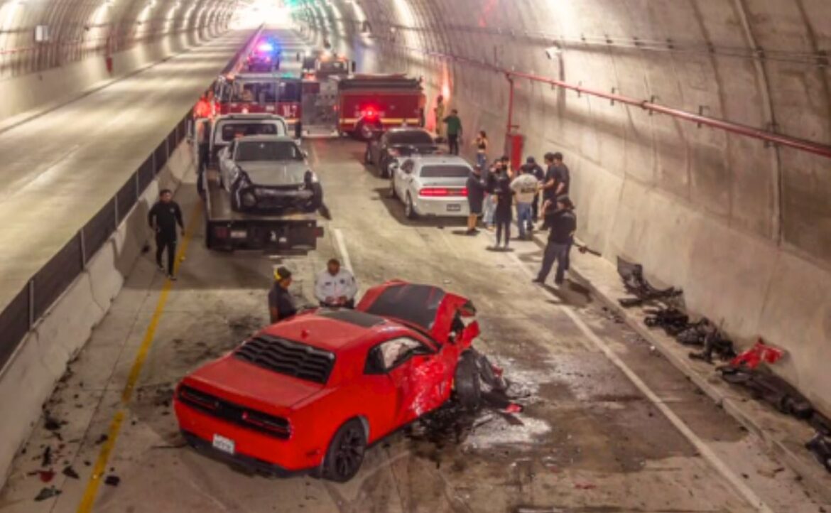 Chocan autos deportivos en carambola dentro de túnel de Tijuana