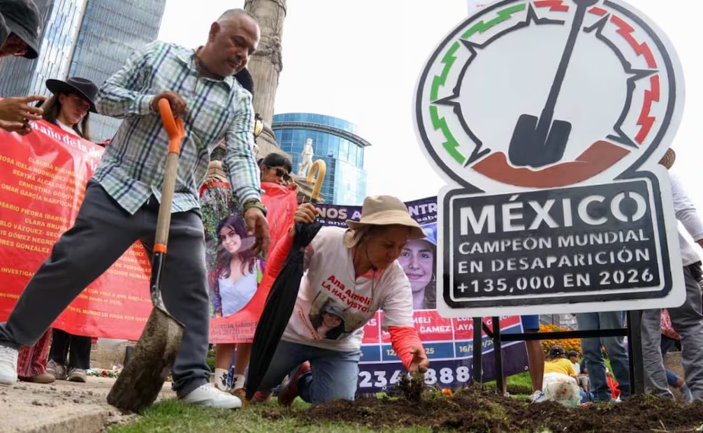 Retiran antimonumento por desaparecidos del Ángel de la Independencia a un día de su instalación