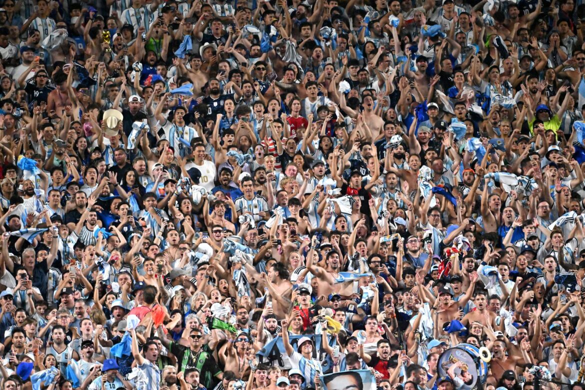 Prohíben el ingreso de banderas con mensajes sobre las Islas Malvinas a la semifinal Inglaterra vs Argentina