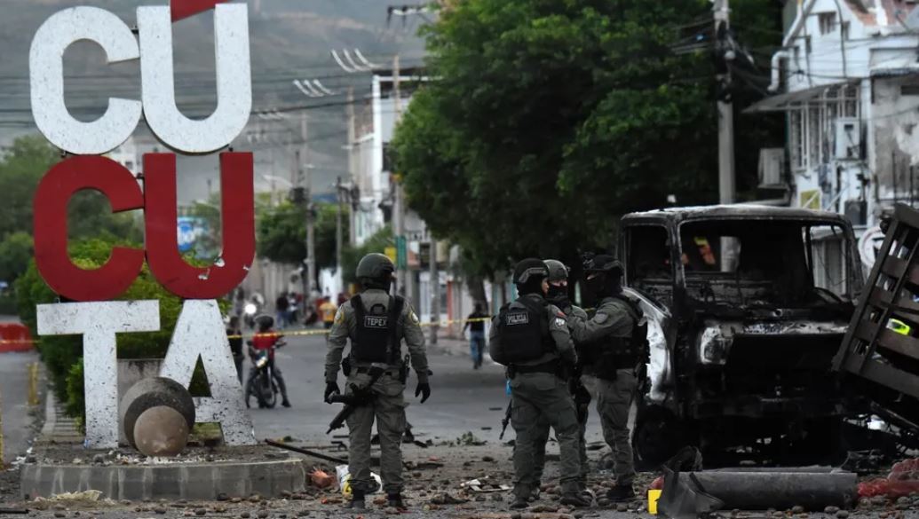 Explosión de auto bomba en Colombia deja al menos once heridos