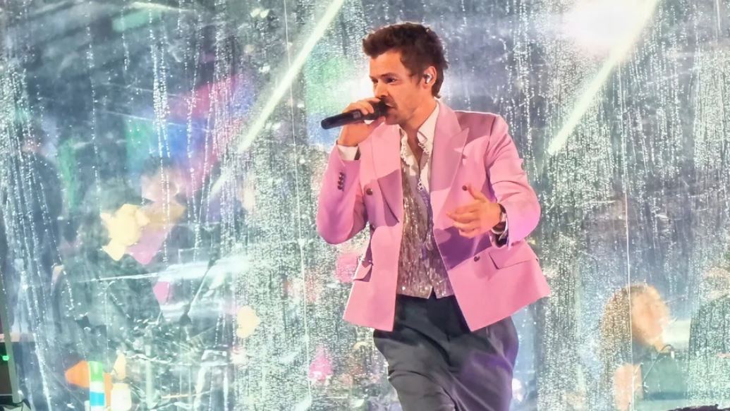 Harry Styles vive eufórica fiesta junto a sus fans