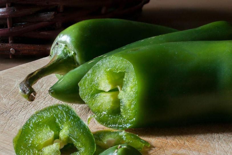 Alerta en EE.UU. por brote de salmonela ligado a jalapeños mexicanos; reportan 345 casos