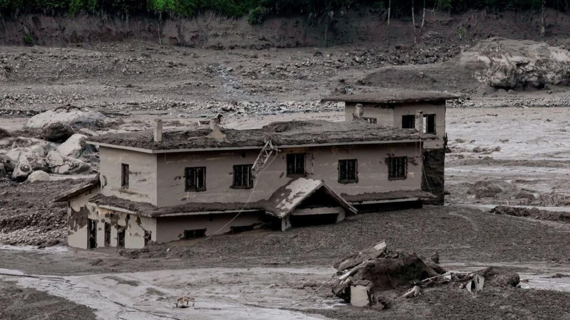 Una inundación repentina entre Nepal y el Tíbet deja 22 muertos y arrasa aldeas