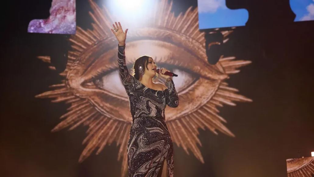 Yuridia proyecta video de Lolita Cortés durante su concierto en el Estadio GNP Seguros: “Vas a ser una gran cantante”