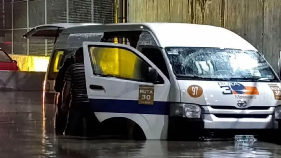 Seis personas mueren tras presunta fuga de gas en una combi durante inundación