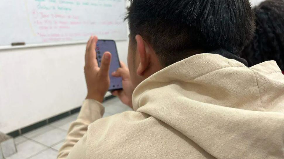 De forma gradual y hasta noviembre, se aplicará la regulación de celulares en las aulas escolares de Guanajuato