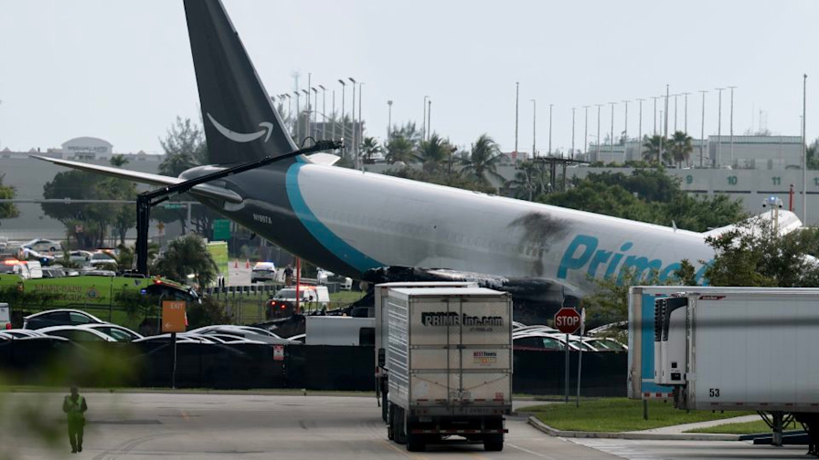 Avión de carga de Amazon se sale de pista en Miami; hay cinco personas sin vida