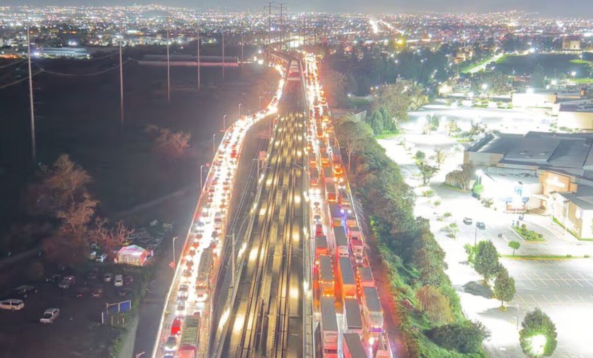 Cumple más de 19 horas bloqueo en la México-Toluca por desaparecidos