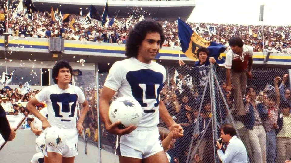 Cumple Hugo Sánchez 50 años de su debut con Pumas