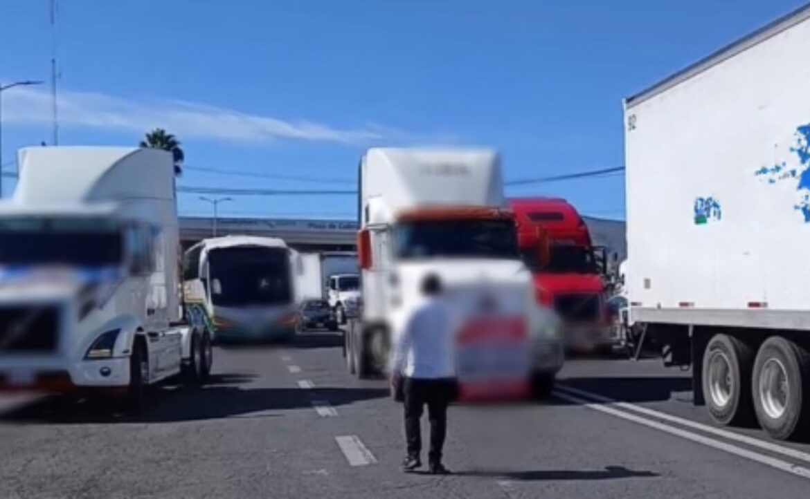 Paro de transportistas afecta carreteras y casetas en varios estados
